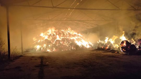 Akcja gaśnicza strażaków! Baloty słomy stanęły w ogniu