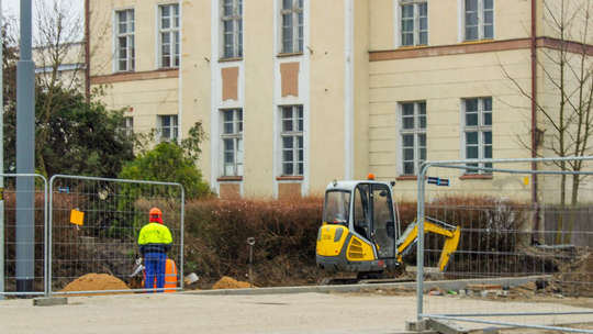 Intensywne prace budowlane na placu przed dworcem kolejowym w Gorzowie