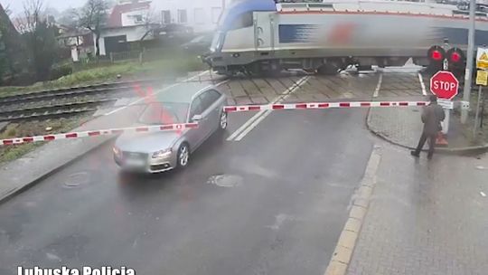 Niebezpieczna sytuacja na przejeździe kolejowym