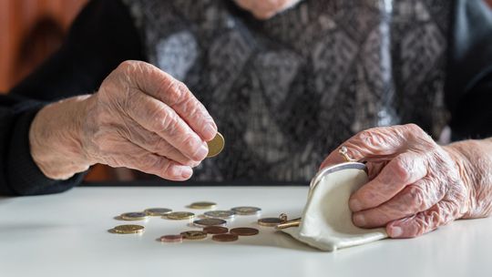 Renciści i wcześniejsi emeryci będą mogli dorobić o ponad 240 zł więcej