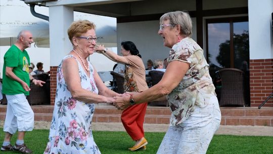 Seniorzy bawią się i tańczą