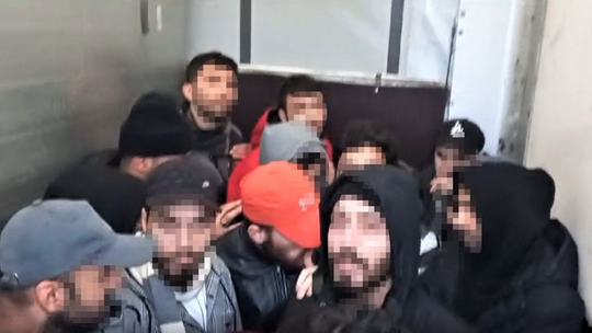 Za podwójną ścianą tira ukryło się 21 migrantów