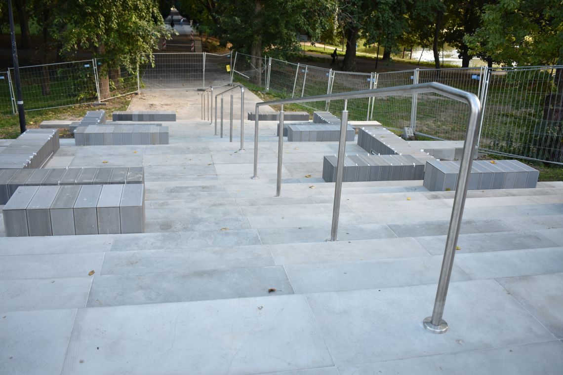 Do trzech razy sztuka? W jakim stanie są obecnie schody w Parku Róż?