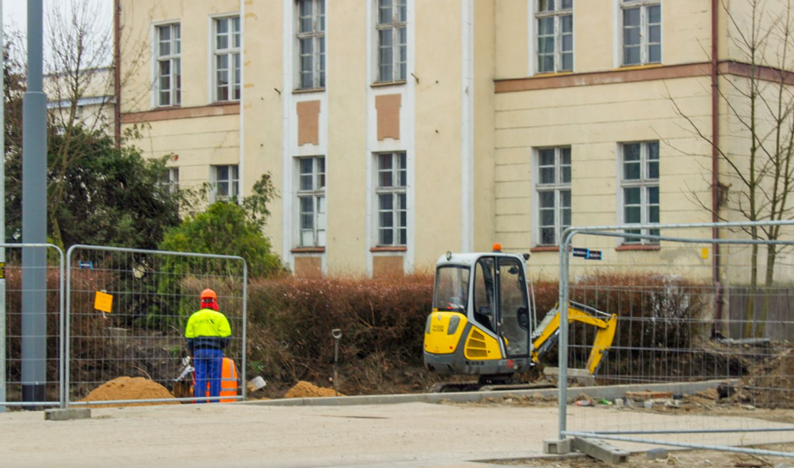 Intensywne prace budowlane na placu przed dworcem kolejowym w Gorzowie