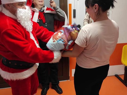 Dzieci w szpitalu odwiedził Święty Mikołaj